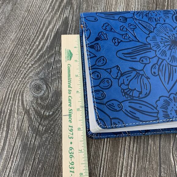 NIV, The Woman's Study - Imitation Leather, by Thomas Nelson; Patterson - Good - Picture 5 of 11